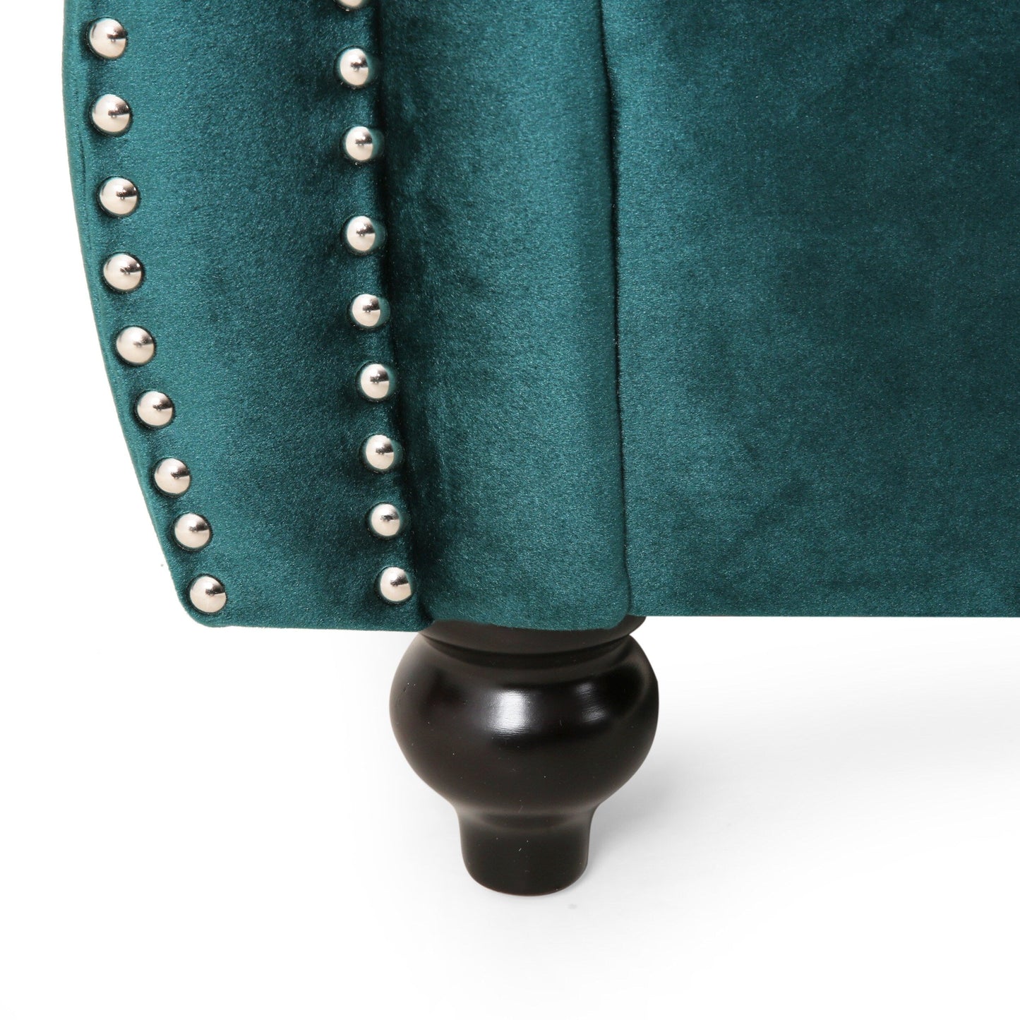Divano a due posti Chesterfield color verde acqua con borchie e gambe in legno di betulla