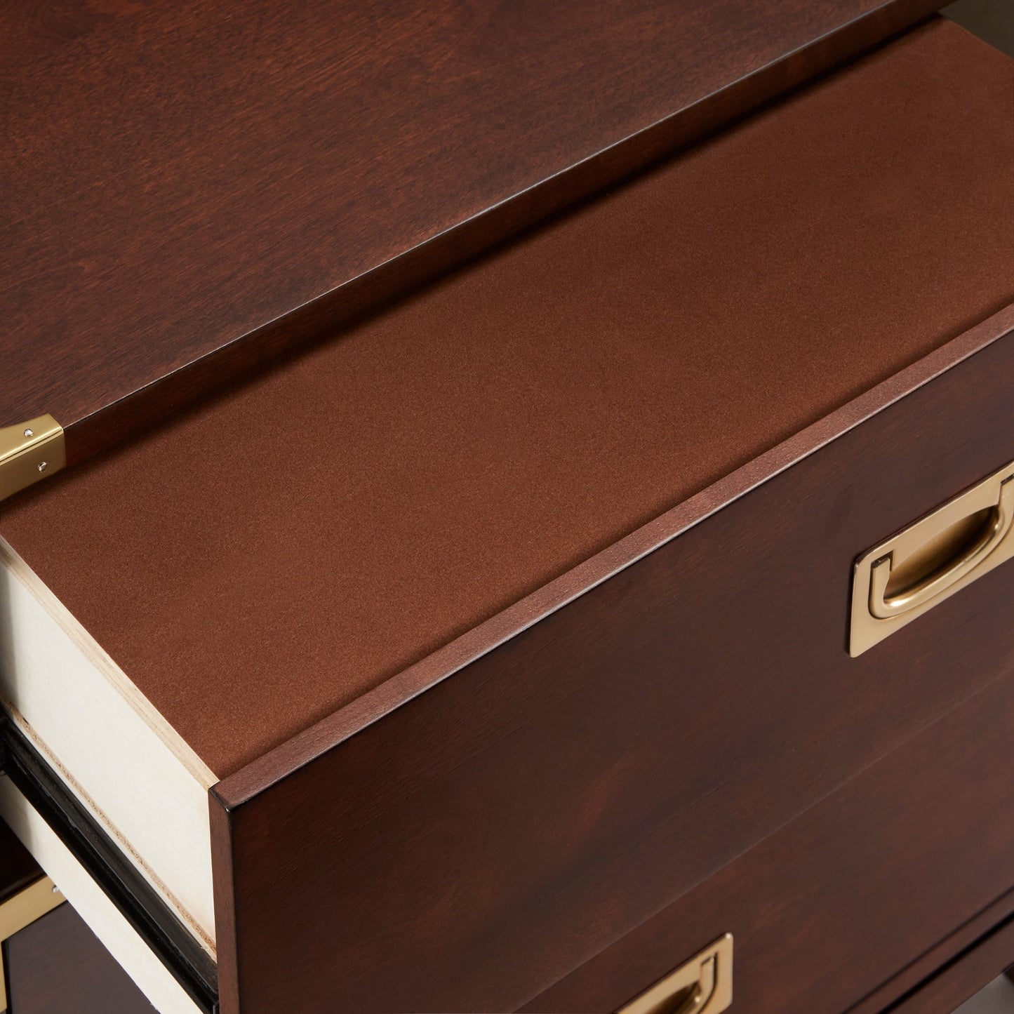 Comodino Valoria a 3 cassetti con dettagli dorati