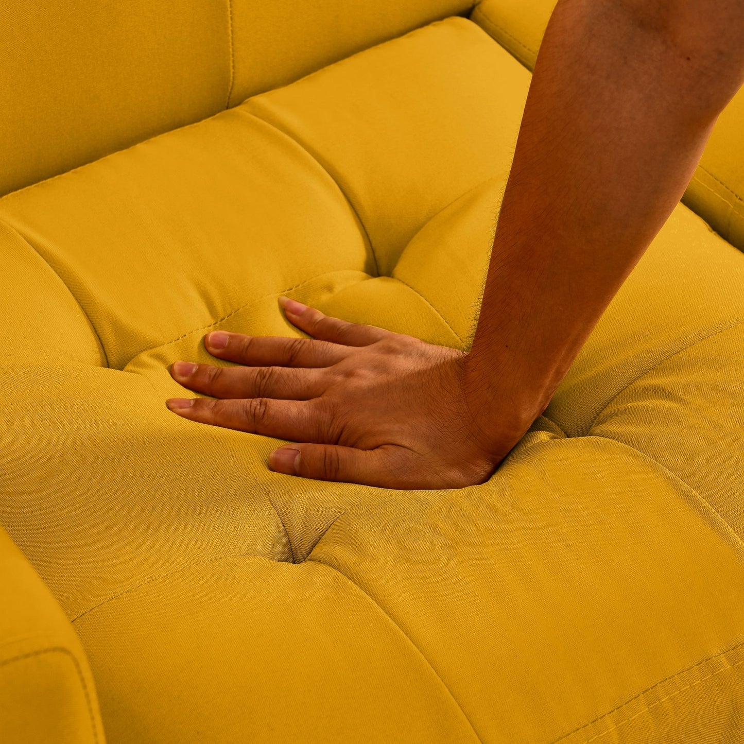 Divano a due posti imbottito con bottoni in schiuma, stile moderno di metà secolo, giallo, con gambe in ferro massiccio per soggiorno