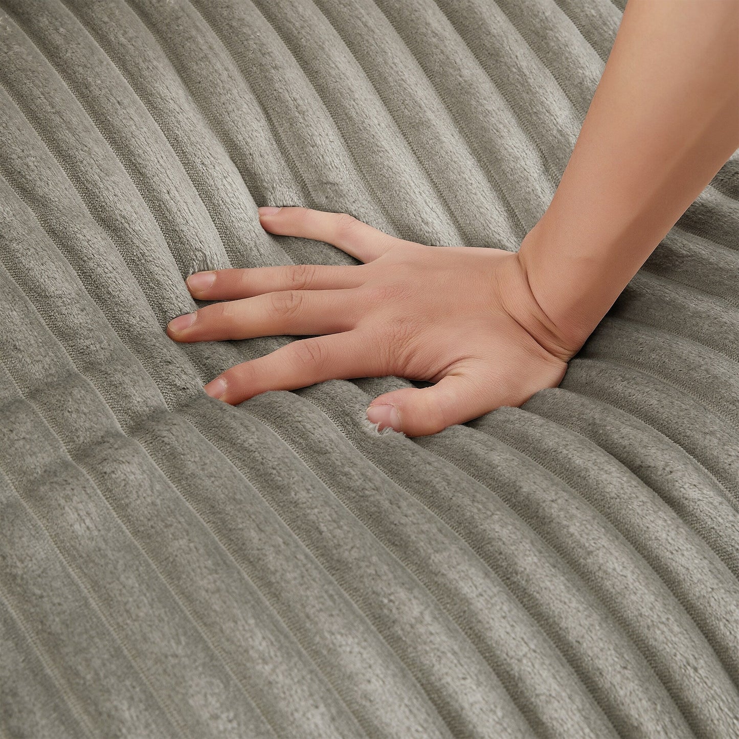 Divano a 4 posti in velluto a coste 133 con porte USB, portabicchieri ribaltabili e spazio nascosto