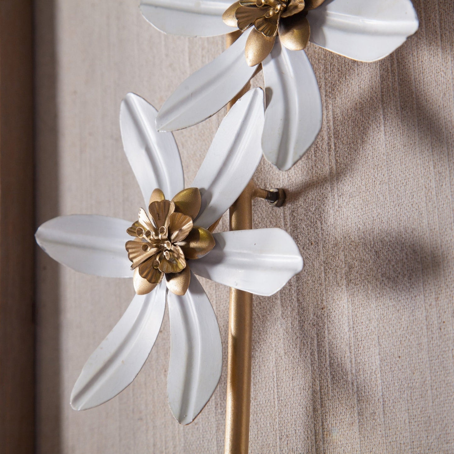 Decorazione da parete con bouquet di fiori in metallo bianco e oro e cornice in legno (set da 2)