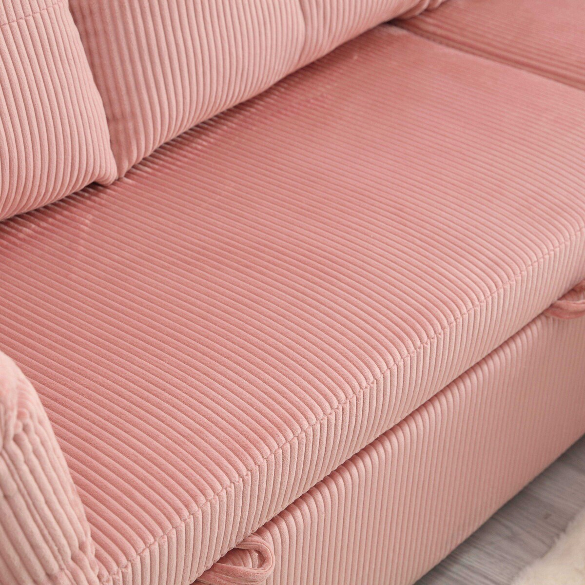 Il divano con seduta contenitore a L si ripiega in una poltrona reclinabile