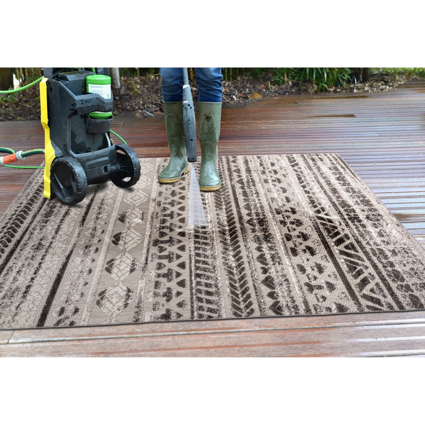 Tappeto per interni/esterni con strisce moderne e motivi geometrici sbiaditi della World Rug Gallery