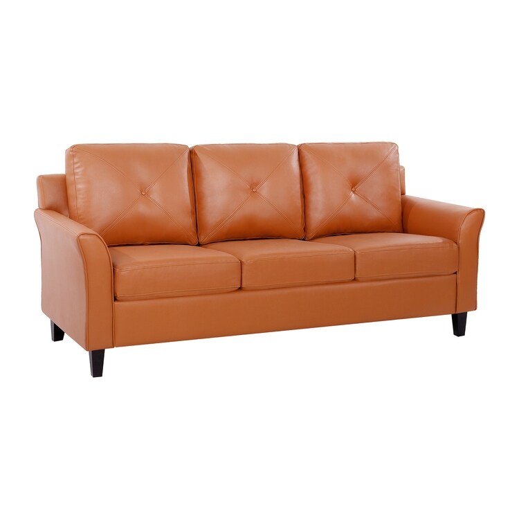 Elegante combinazione di divani: divano Chesterfield con braccioli arrotolati e braccioli svasati trapuntati con bottoni, divano in microfibra per piccoli spazi