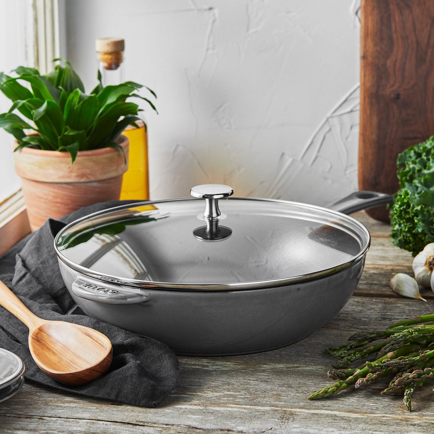 STAUB Padella in ghisa da 2,9 qt con coperchio in vetro