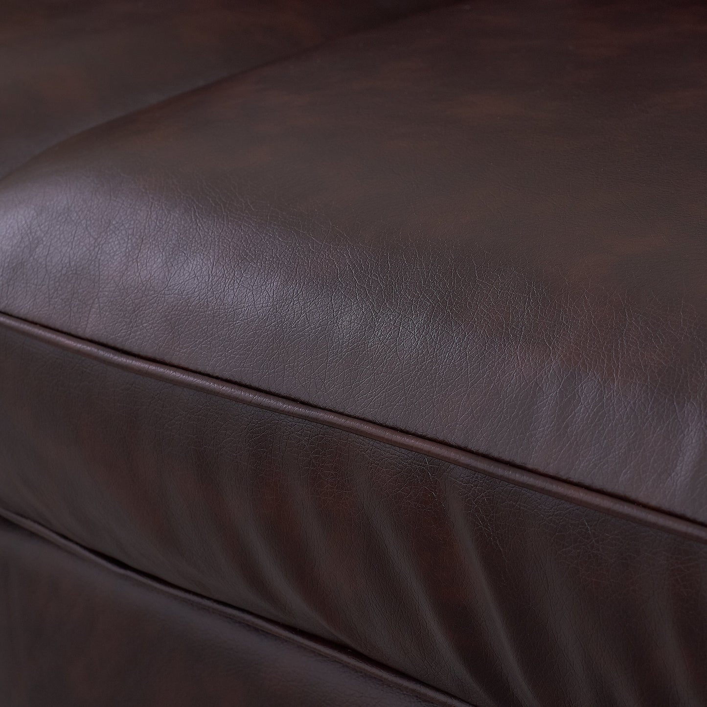 Divano Serta Palisades 73 Track Arm, in poliestere di facile manutenzione, con schienale morbido e cuscini di seduta a molle insacchettate.