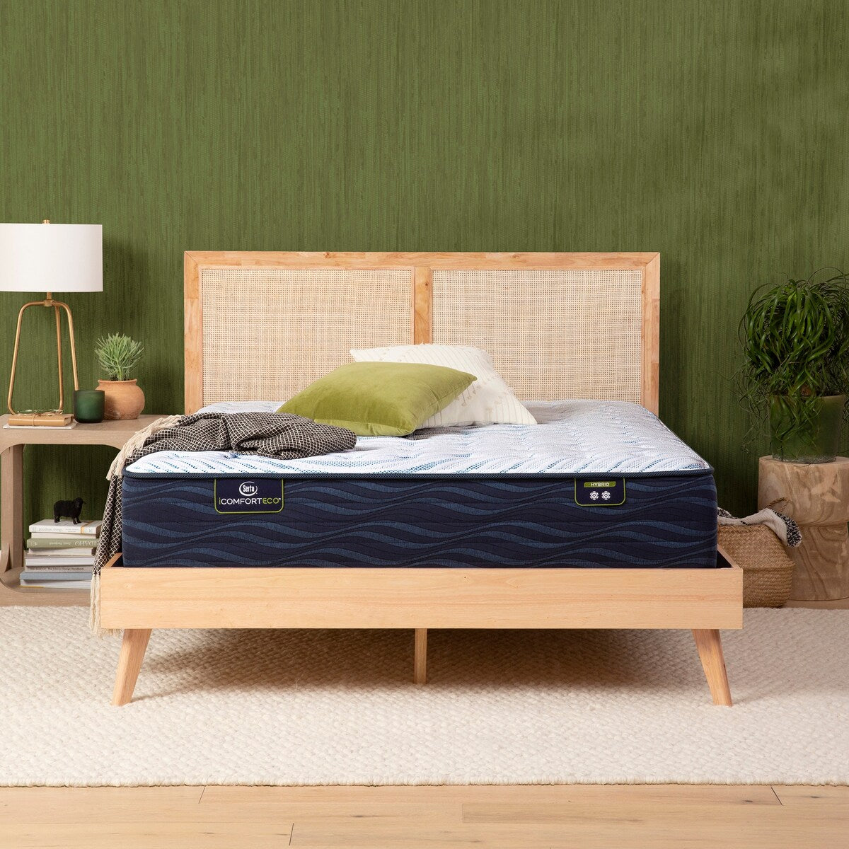 Materasso ibrido Serta iComfortECO Q10 13.25 di medie dimensioni e set base regolabile