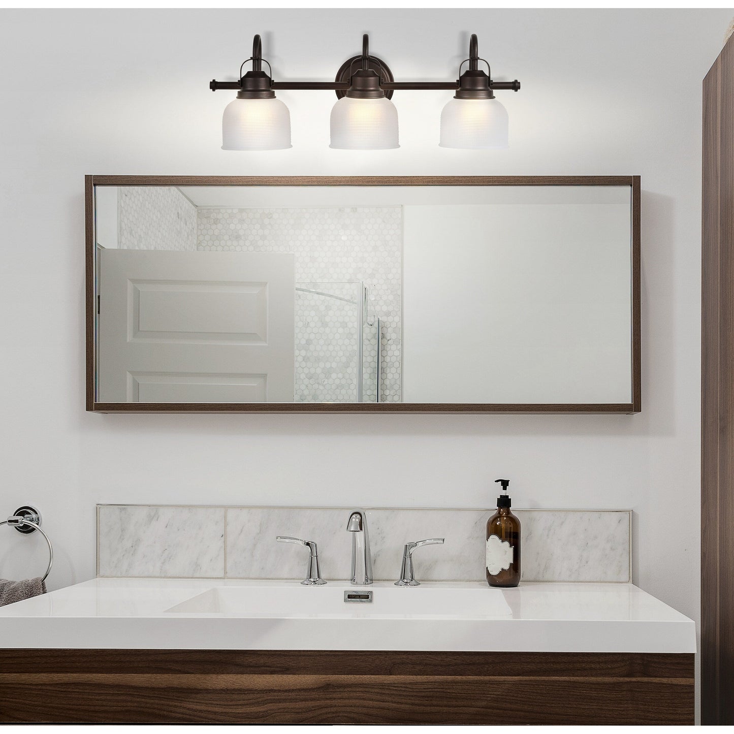 Lampada da toeletta a LED Shirley in metallo/vetro, di JONATHAN Y