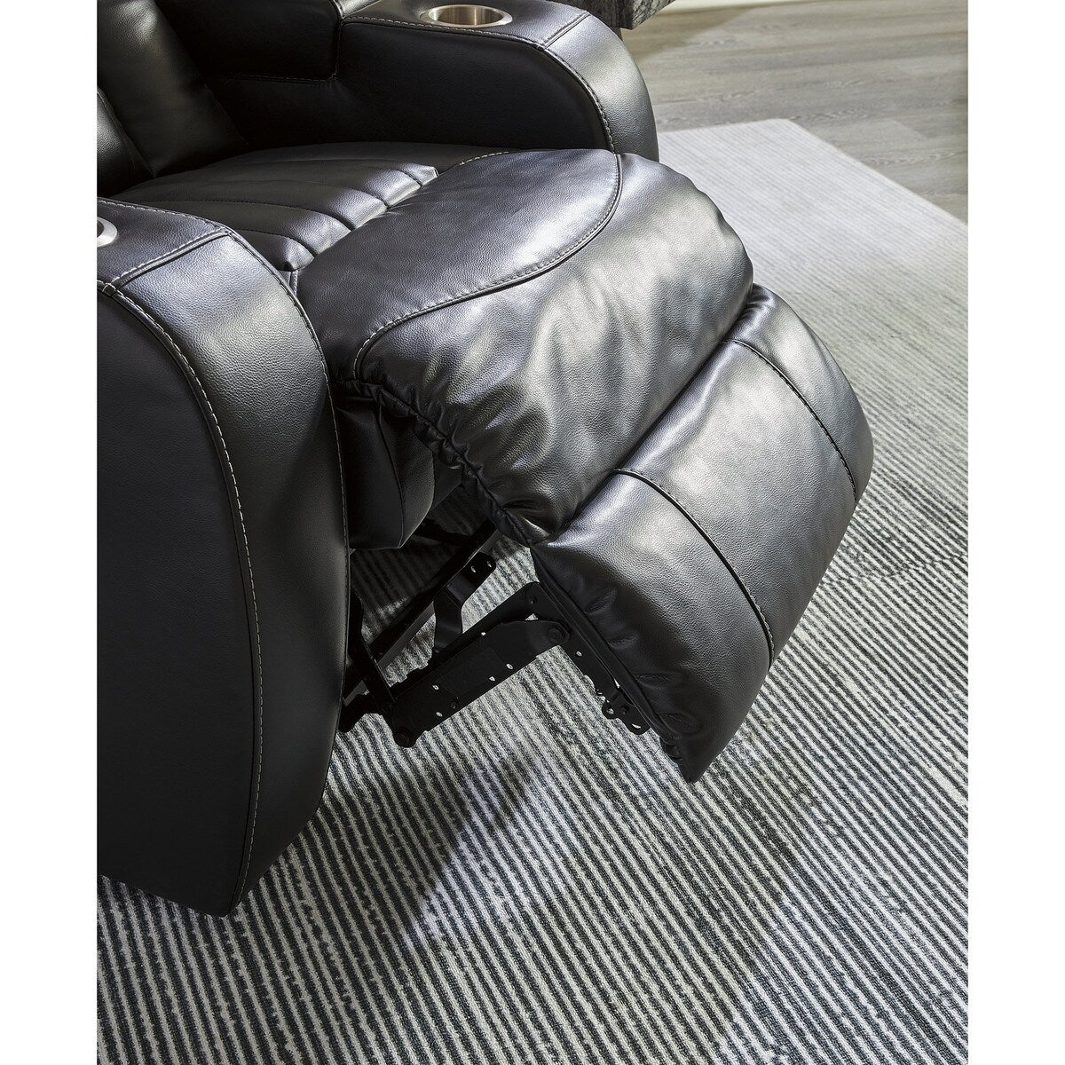 Divano reclinabile Signature Design by Ashley Caveman Den Midnight Power - 86 L x 42 P x 42 A