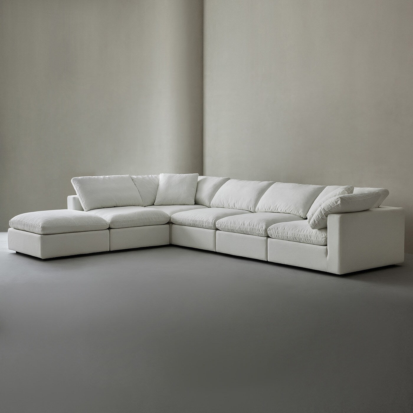 Divano componibile rettangolare in tessuto di lino con braccioli quadrati, combinazione divano bianco perla