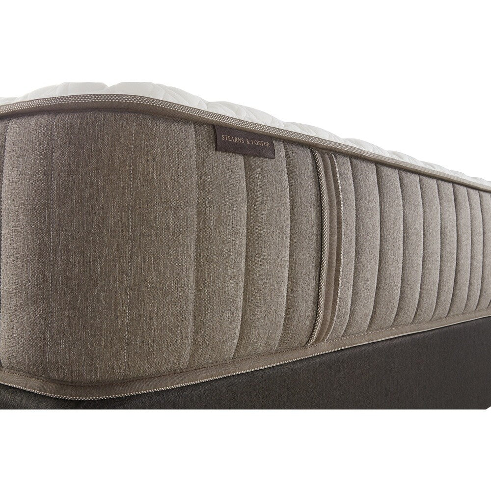 Set di materassi California King Plush Split Scarborough da 14 pollici di Stearns and Foster