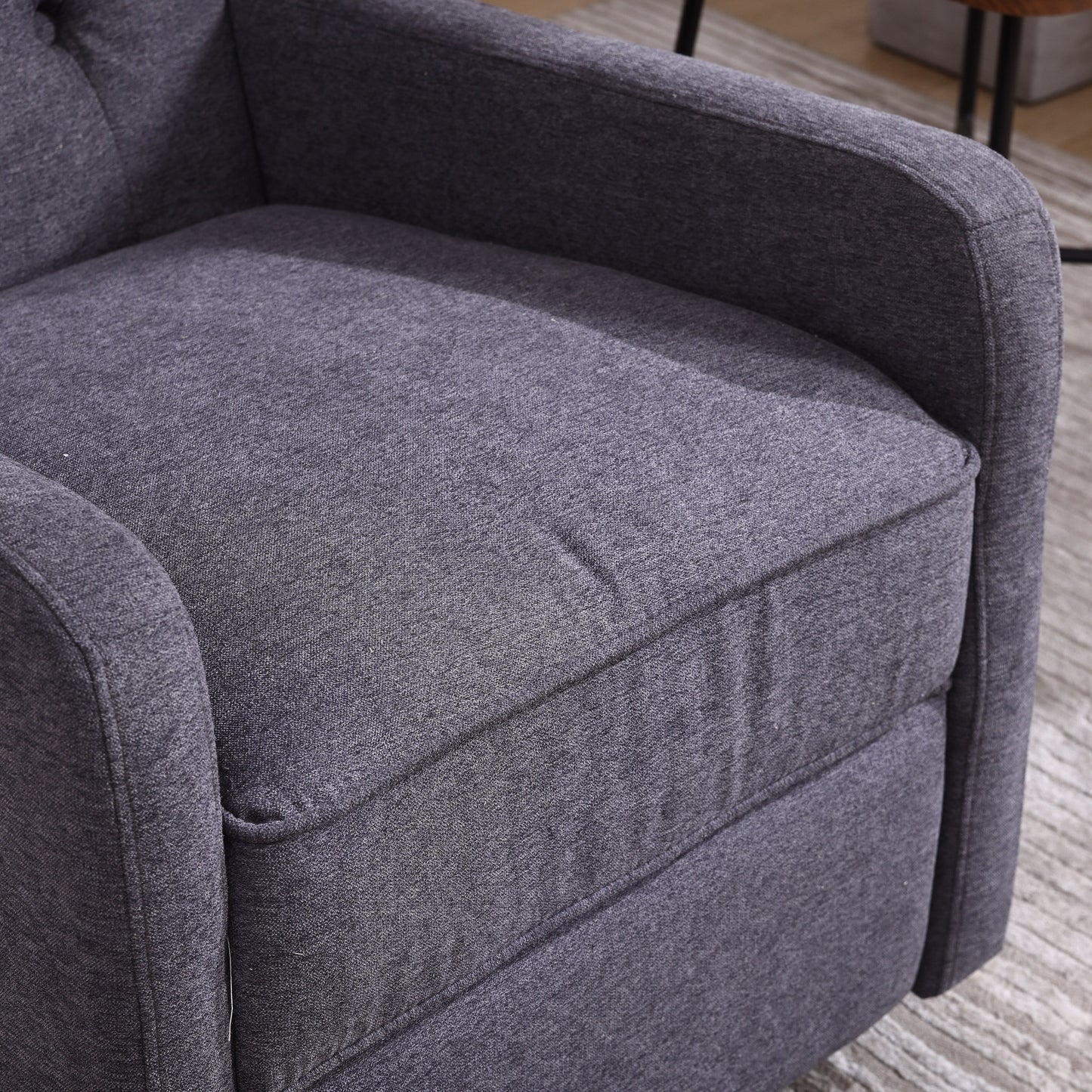 Poltrona reclinabile girevole con poggiapiedi, movimento scorrevole e design ergonomico