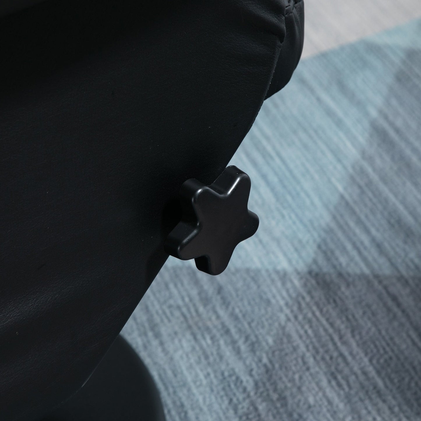 Poltrona girevole reclinabile in similpelle con poggiapiedi abbinato, schienale regolabile e supporto imbottito per soggiorno