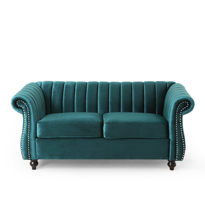 Divano a due posti Chesterfield color verde acqua con borchie e gambe in legno di betulla