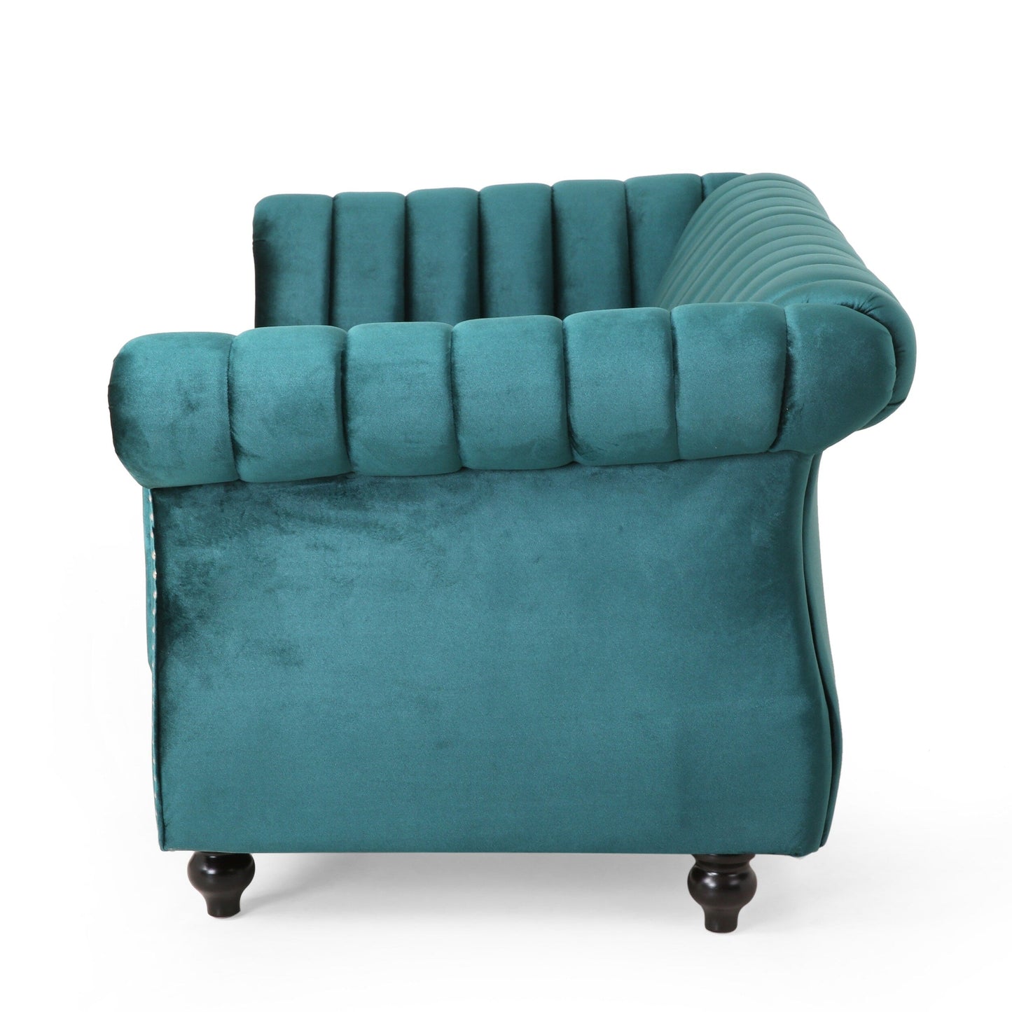 Divano a due posti Chesterfield color verde acqua con borchie e gambe in legno di betulla