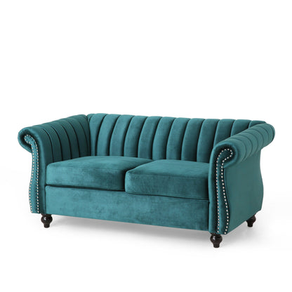 Divano a due posti Chesterfield color verde acqua con borchie e gambe in legno di betulla