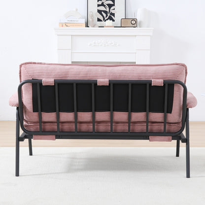 Il divano da 53 pollici offre una disposizione spaziosa nel piccolo appartamento