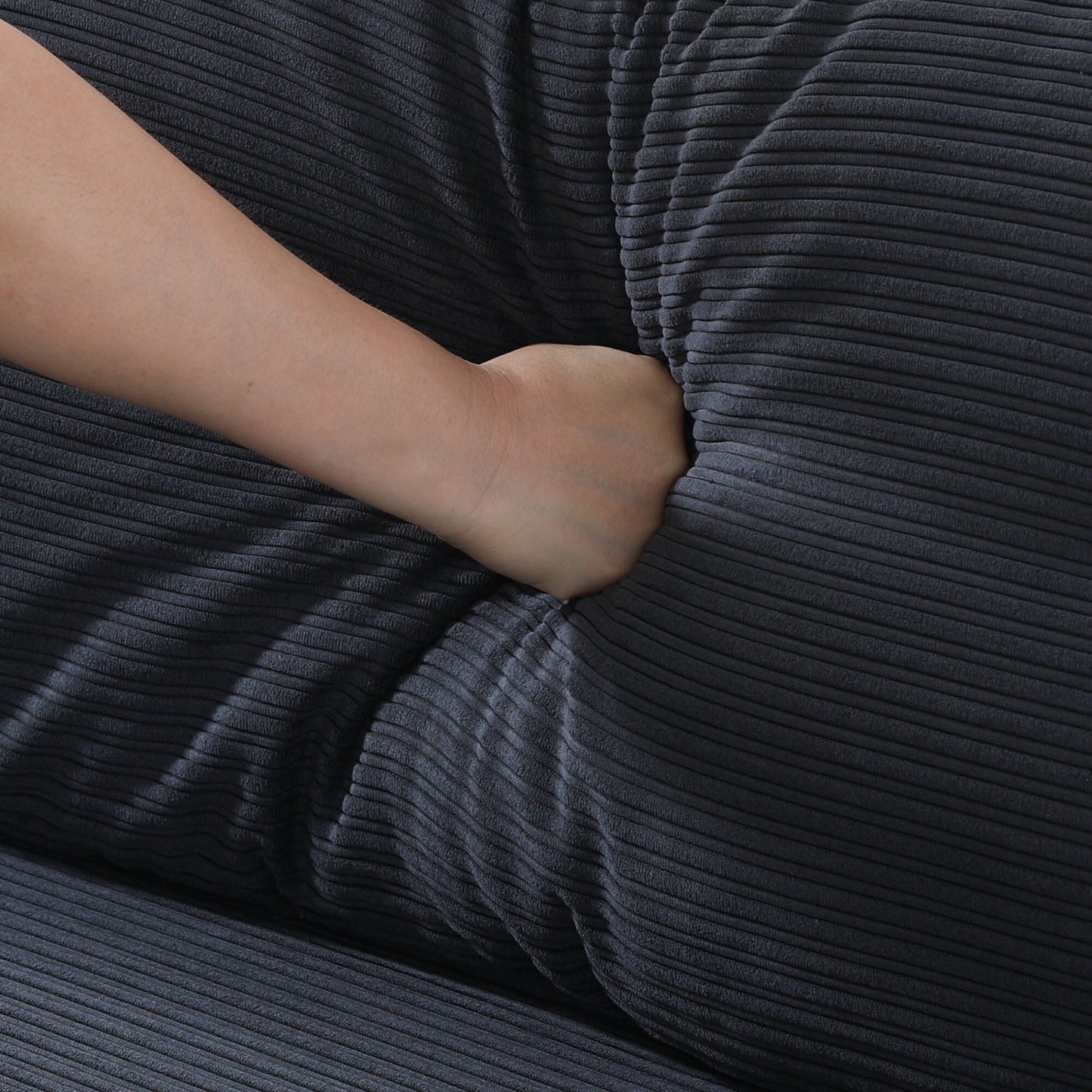 Il divano da 53 pollici offre una disposizione spaziosa nel piccolo appartamento