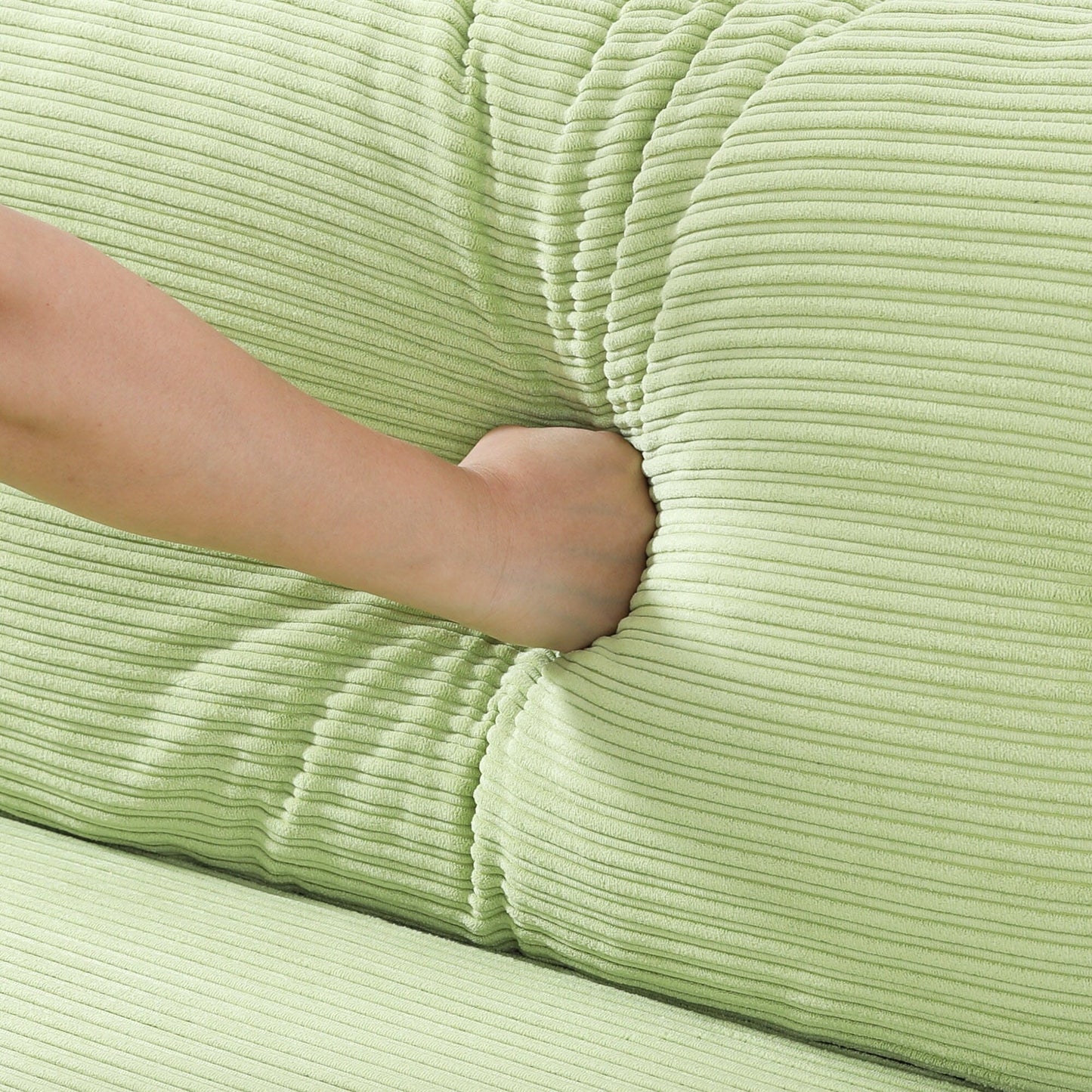 Il divano da 53 pollici offre una disposizione spaziosa nel piccolo appartamento