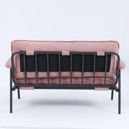 Il divano da 53 pollici offre una disposizione spaziosa nel piccolo appartamento