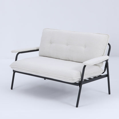 Il divano da 53 pollici offre una disposizione spaziosa nel piccolo appartamento