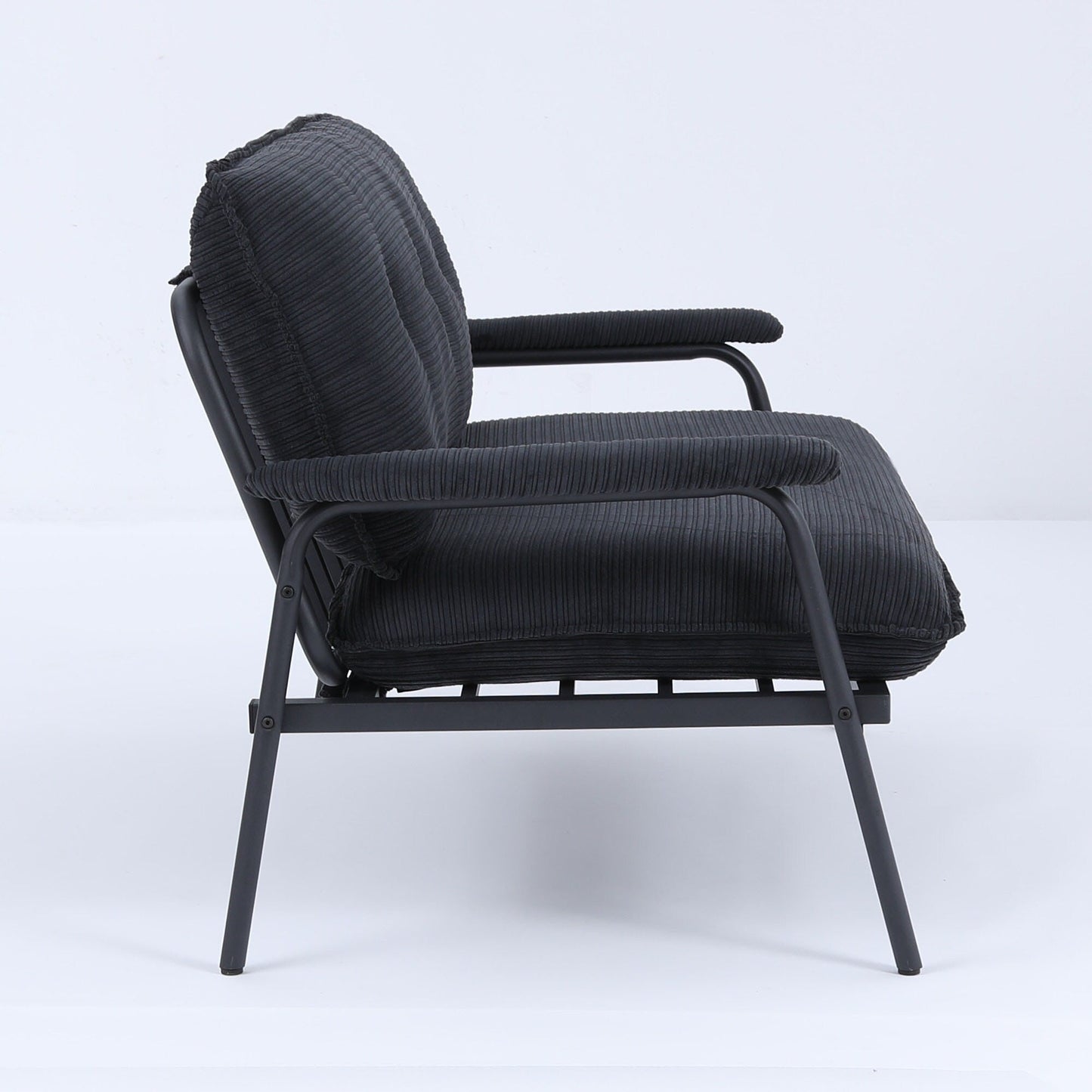 Il divano da 53 pollici offre una disposizione spaziosa nel piccolo appartamento