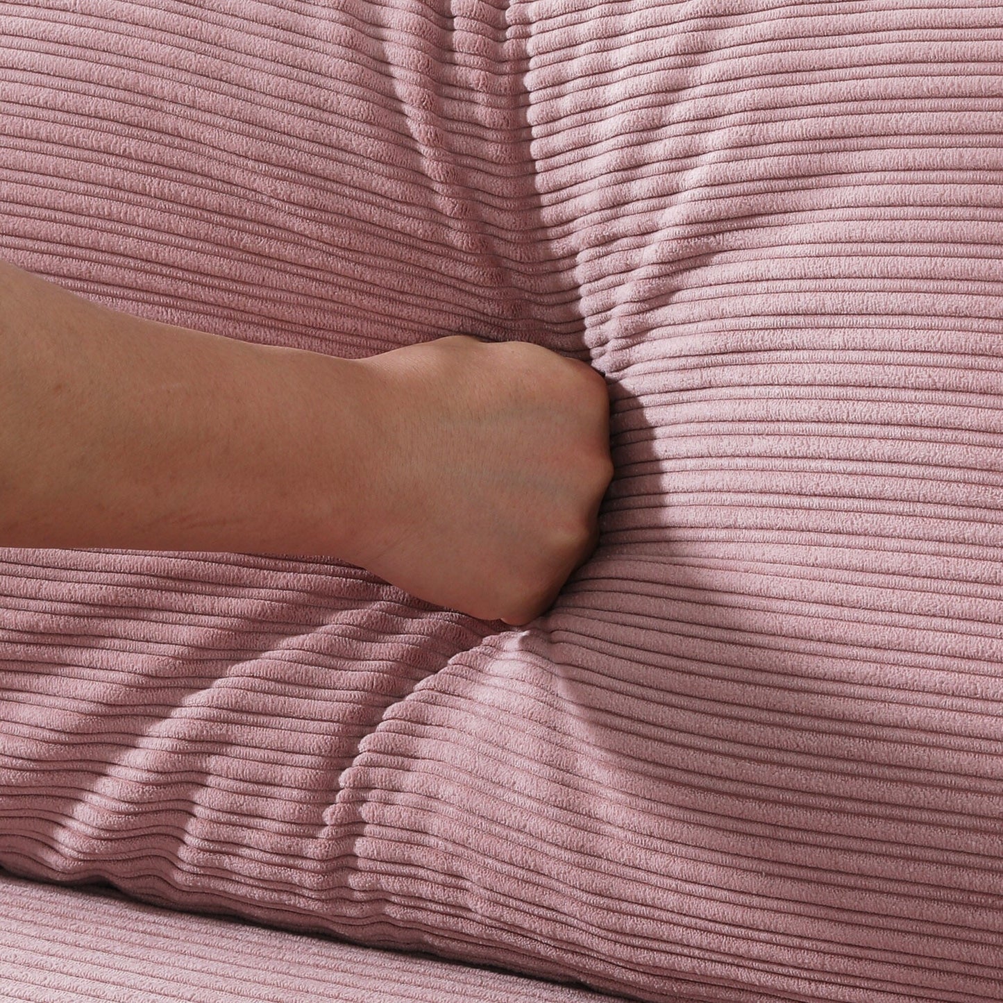 Il divano da 53 pollici offre una disposizione spaziosa nel piccolo appartamento