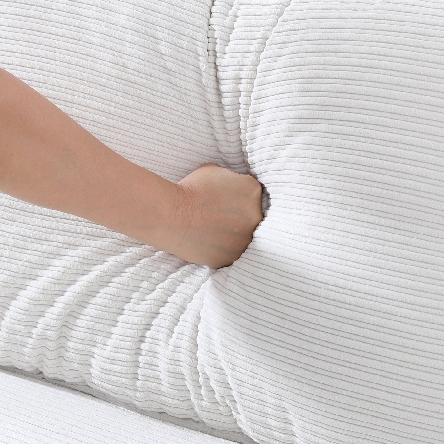 Il divano da 53 pollici offre una disposizione spaziosa nel piccolo appartamento