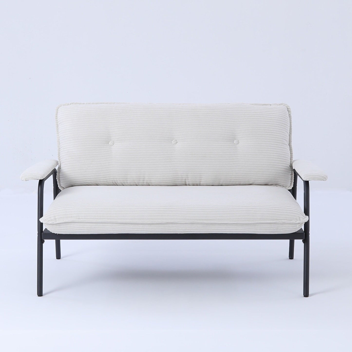 Il divano da 53 pollici offre una disposizione spaziosa nel piccolo appartamento