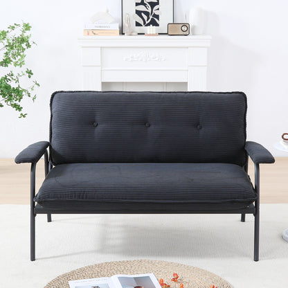 Il divano da 53 pollici offre una disposizione spaziosa nel piccolo appartamento