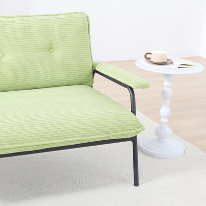 Il divano da 53 pollici offre una disposizione spaziosa nel piccolo appartamento