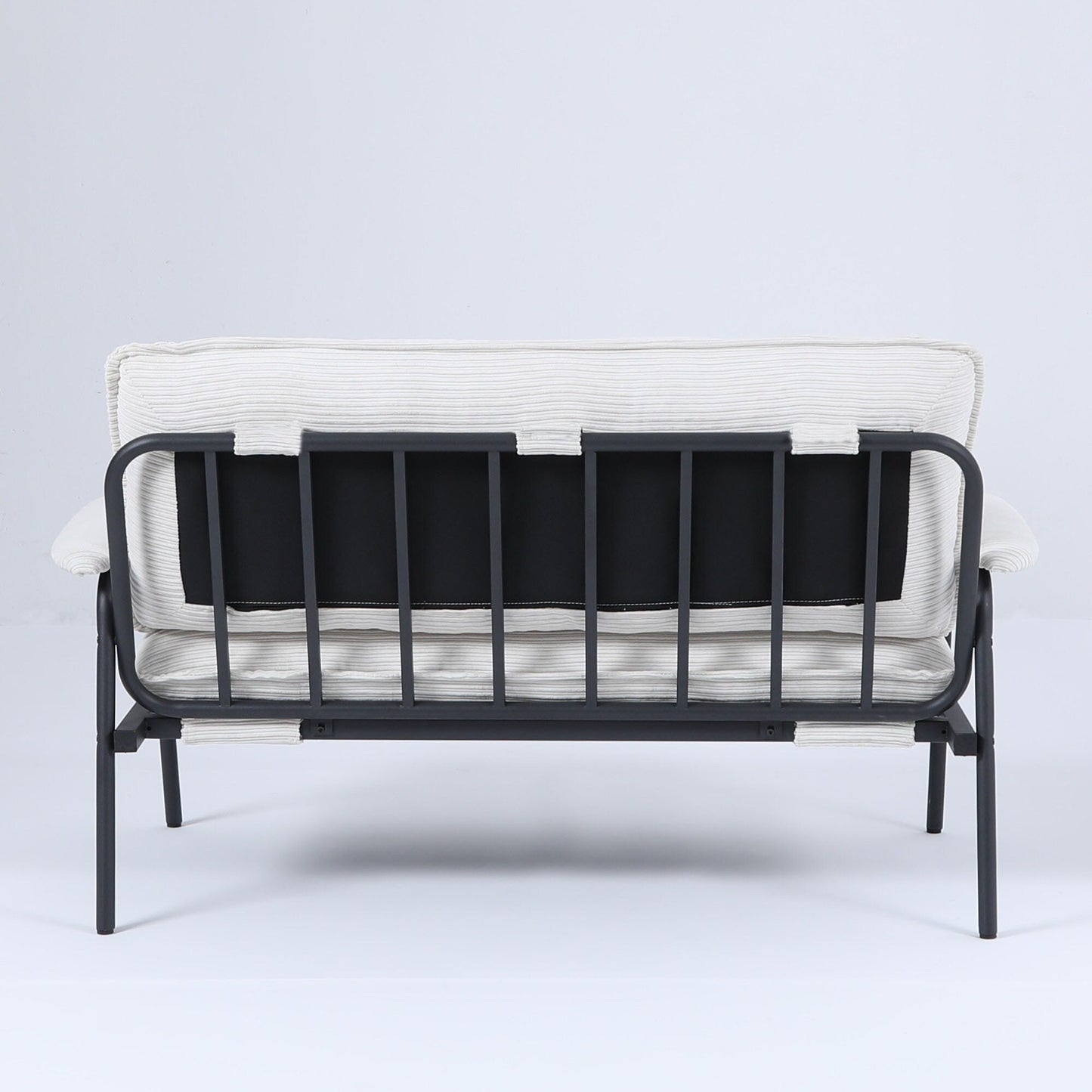 Il divano da 53 pollici offre una disposizione spaziosa nel piccolo appartamento