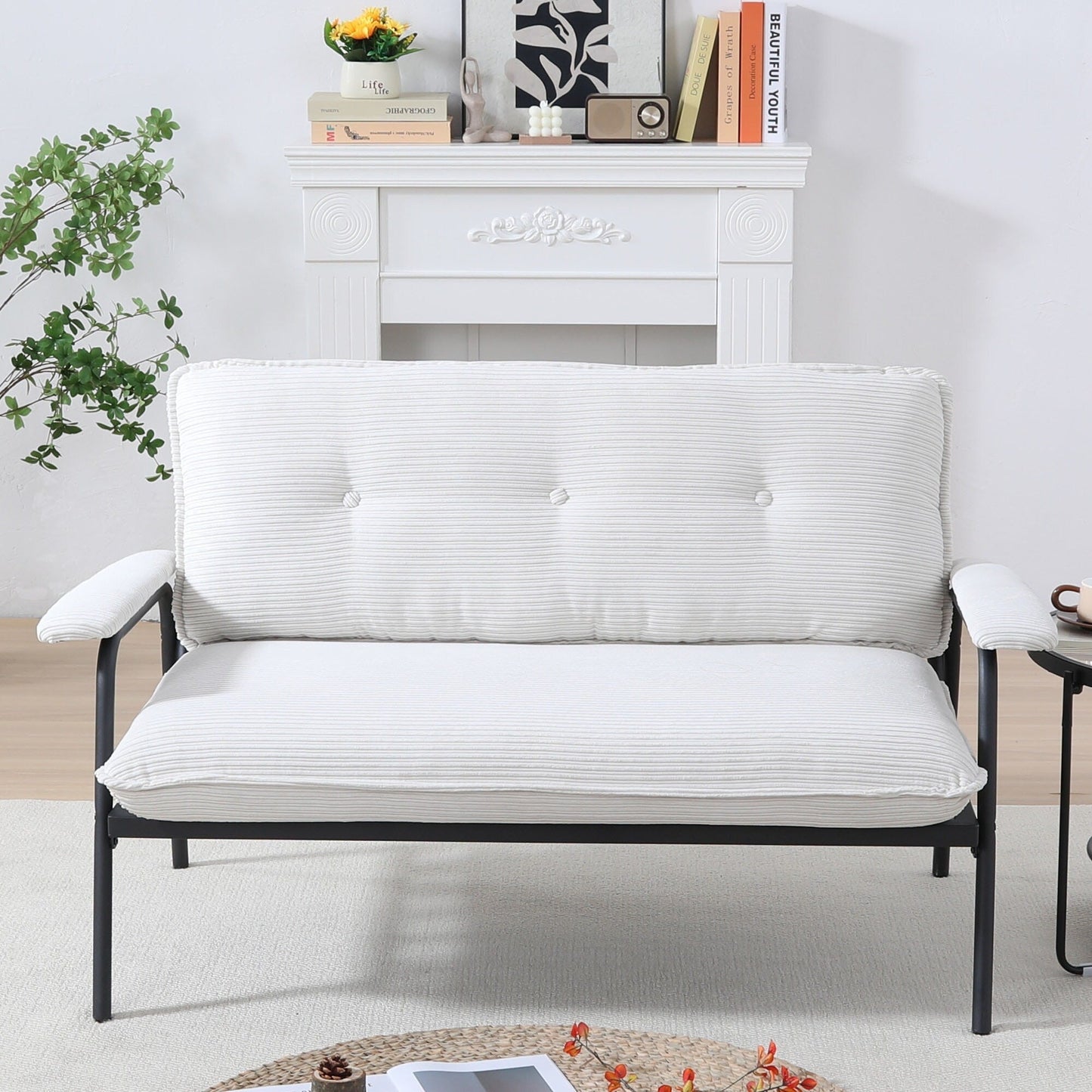 Il divano da 53 pollici offre una disposizione spaziosa nel piccolo appartamento