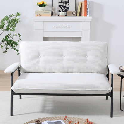 Il divano da 53 pollici offre una disposizione spaziosa nel piccolo appartamento