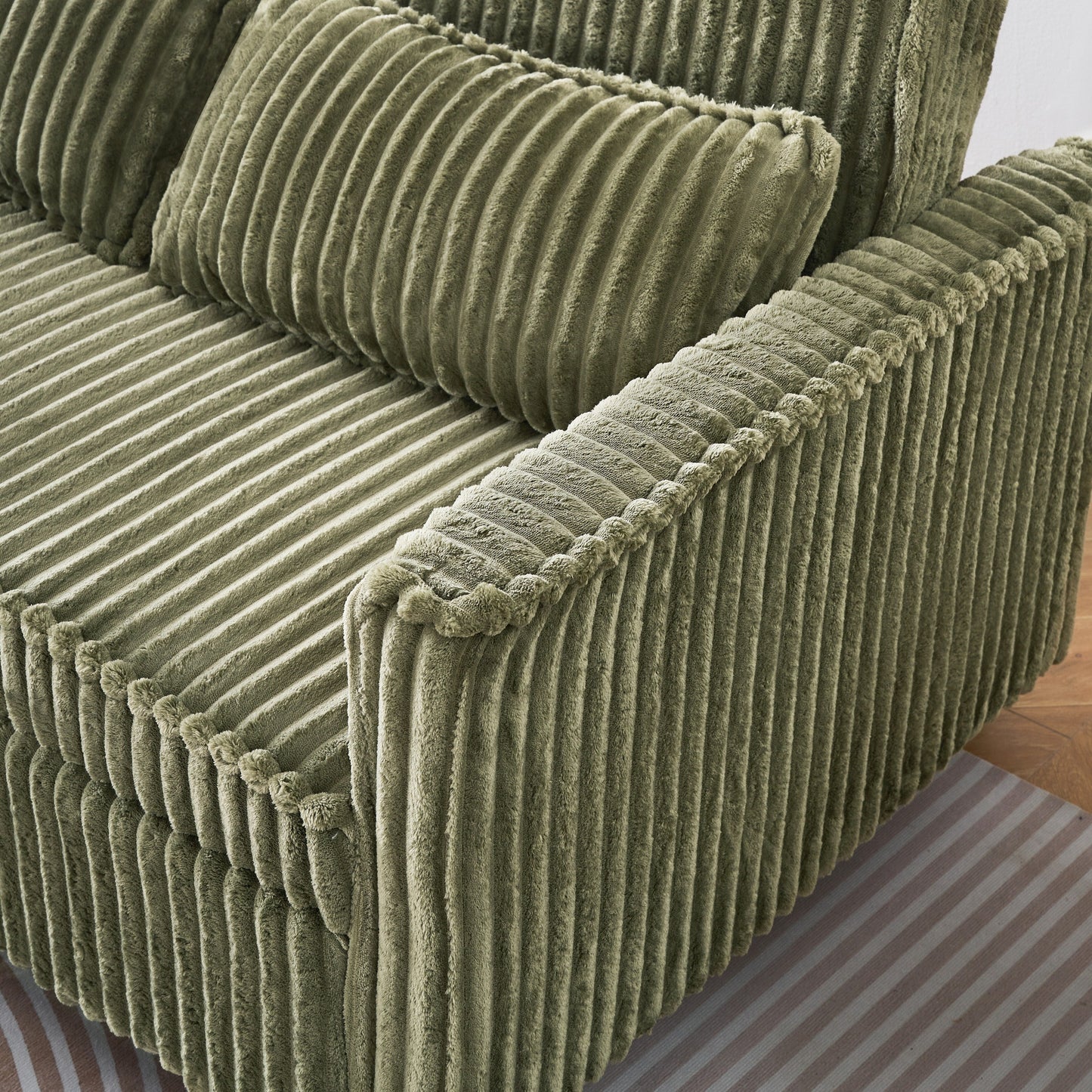 Il divano in velluto a coste estraibile e a scomparsa con doppia funzione, dotato di un piano del tavolo mobile e porte USB, è adatto