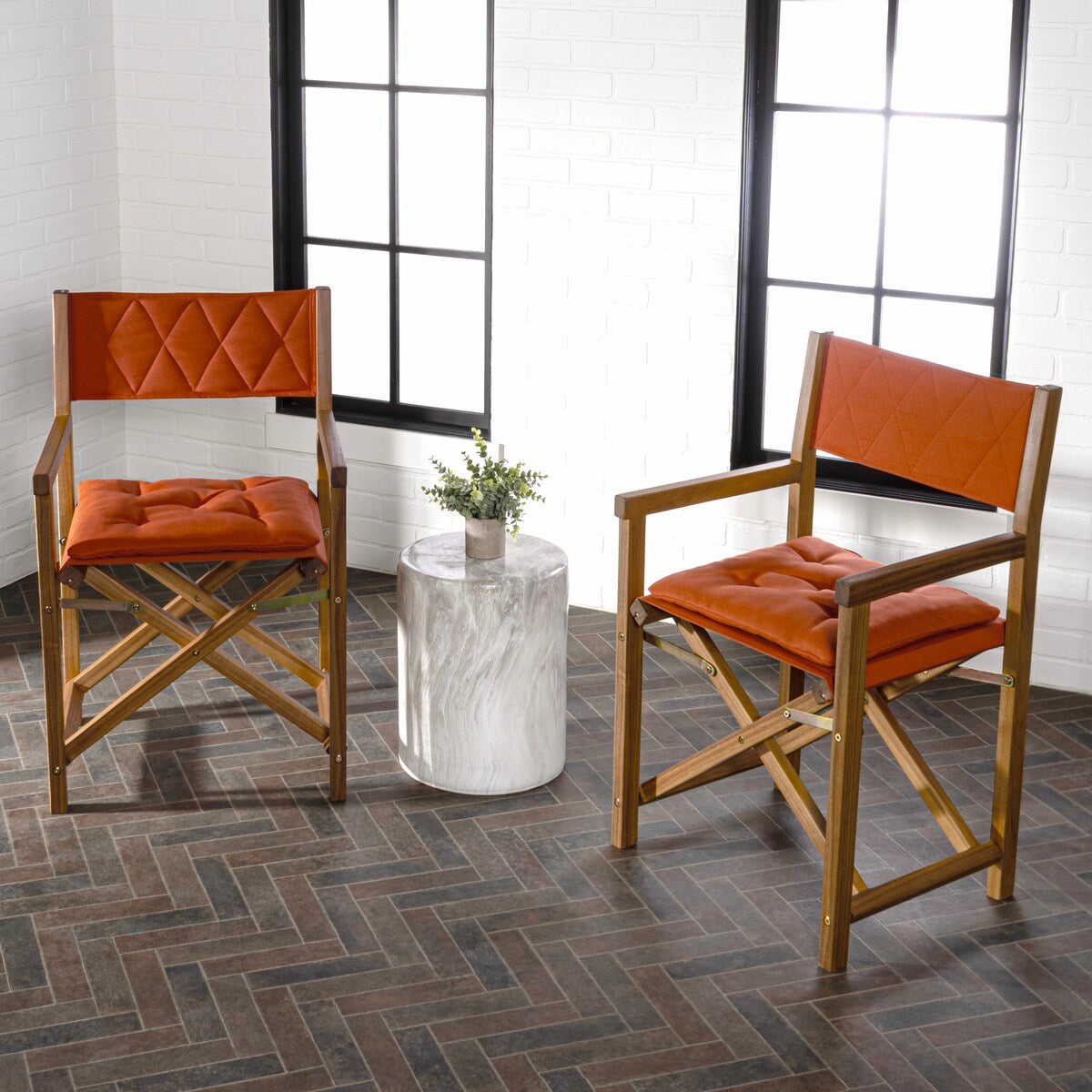 Sedia da regista pieghevole da esterno Theo Classic Mid-Century in legno di acacia con schienale trapuntato a rombi e cuscino, (set di 2) di JONATHAN Y