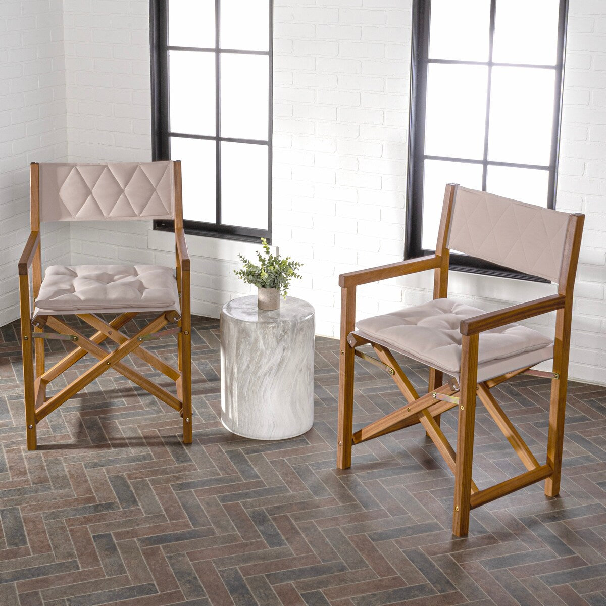 Sedia da regista pieghevole da esterno Theo Classic Mid-Century in legno di acacia con schienale trapuntato a rombi e cuscino, (set di 2) di JONATHAN Y