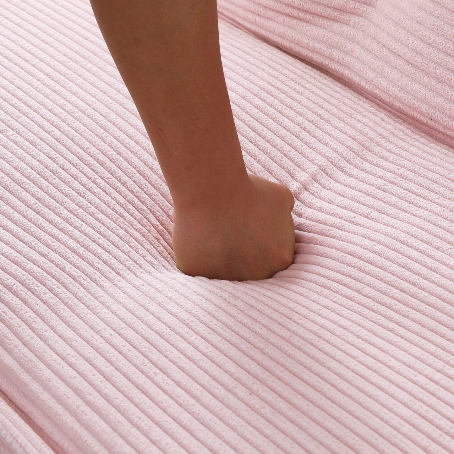 Questo divano letto in velluto a coste da 66 pollici può adattarsi in modo flessibile al soggiorno, all'appartamento e alla camera da letto