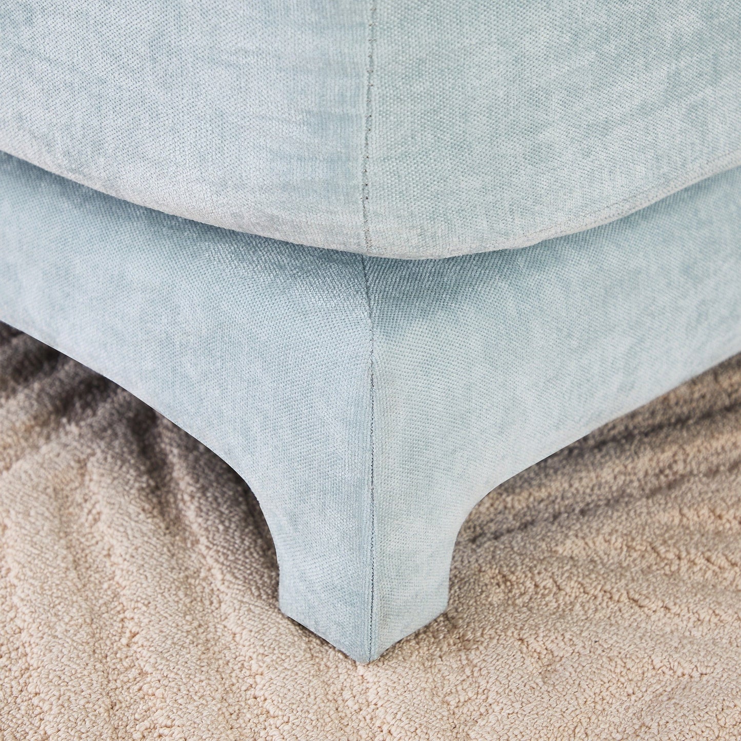 Divano a tre posti con 2 pouf mobili