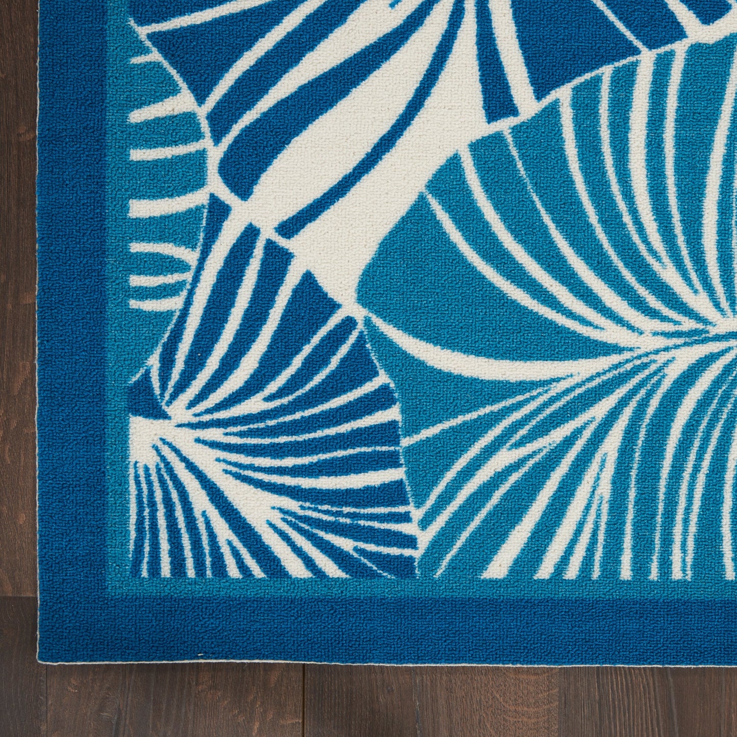 Tappeto moderno Waverly Sun N' Shade per interni/esterni con motivo botanico