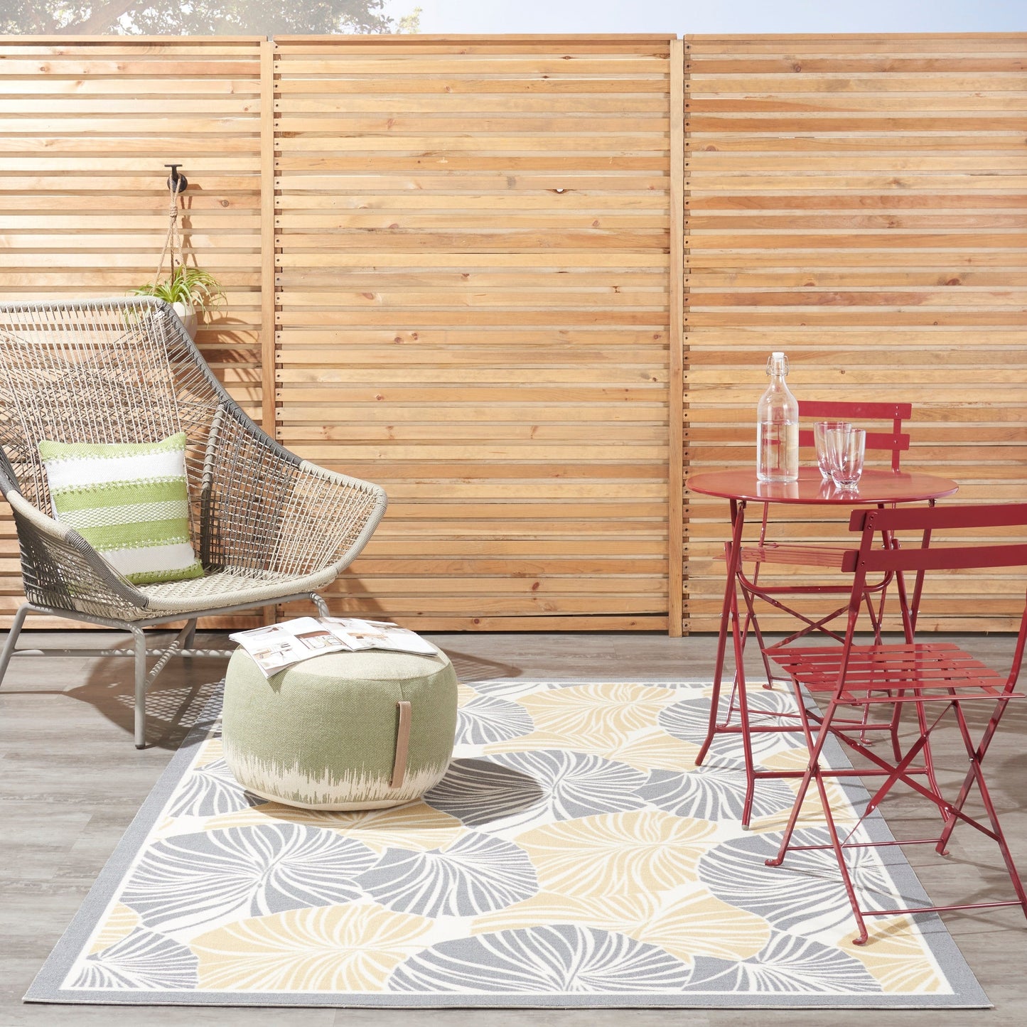 Tappeto moderno Waverly Sun N' Shade per interni/esterni con motivo botanico