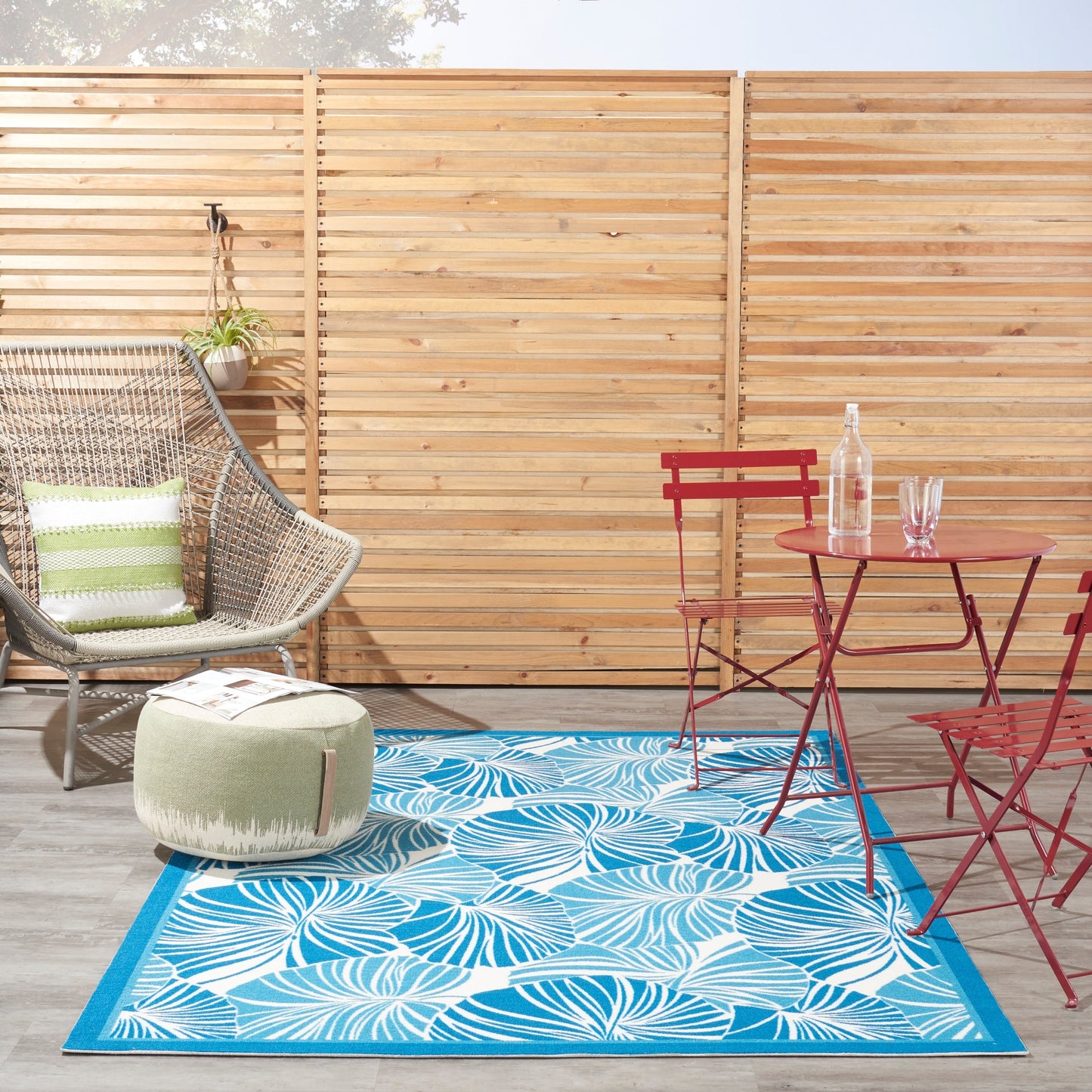 Tappeto moderno Waverly Sun N' Shade per interni/esterni con motivo botanico