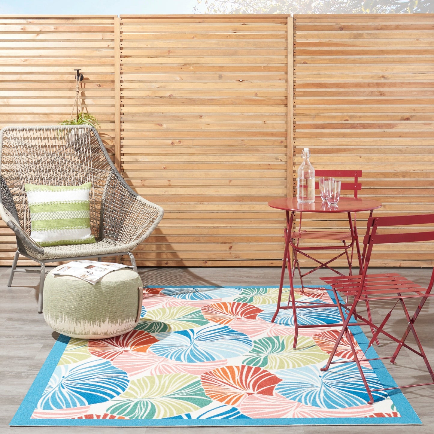Tappeto moderno Waverly Sun N' Shade per interni/esterni con motivo botanico