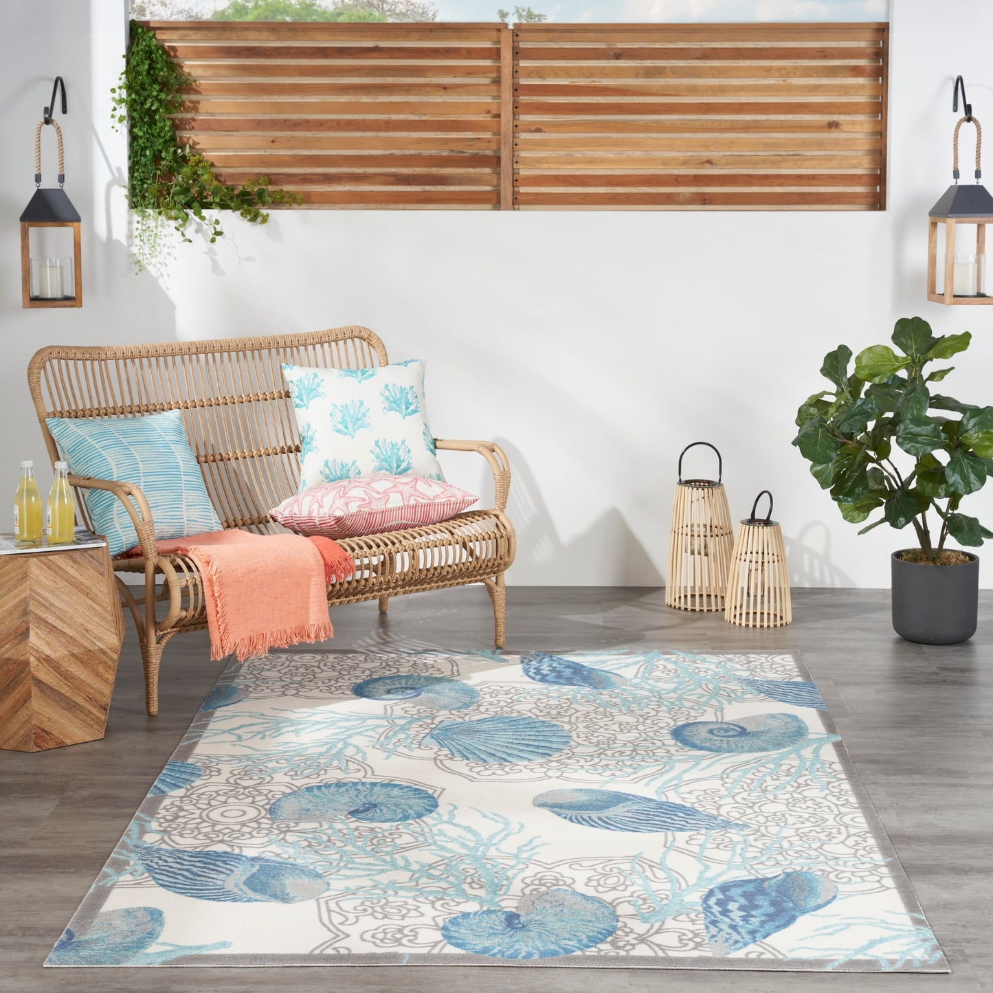 Tappeto per interni ed esterni Waverly Sun &amp; Shade Shore Thing Tropical Sea Shell Floral