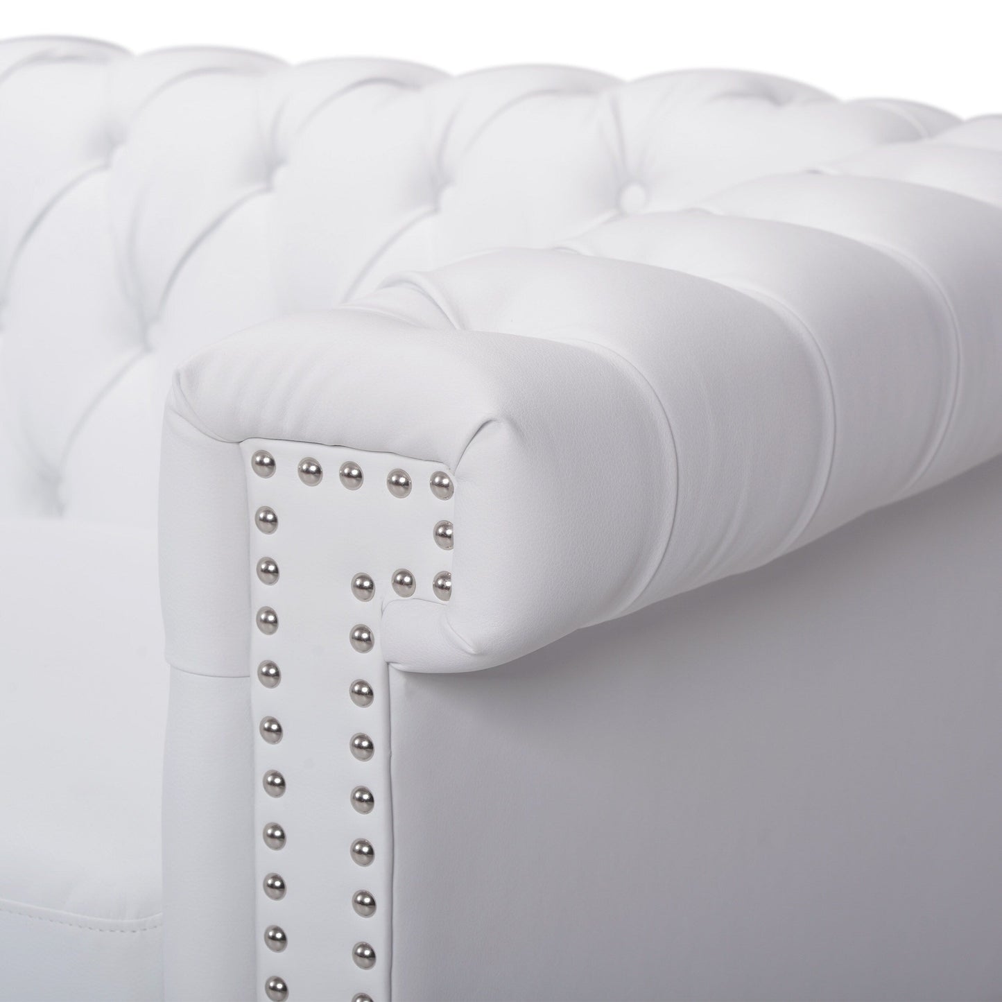 Divano Chesterfield bianco a 3 posti con 83 bottoni, imbottito, trapuntato, borchie e gambe in legno per soggiorno