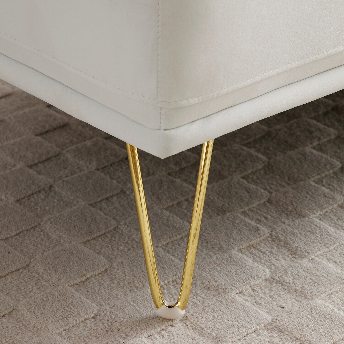 Divano a due posti imbottito moderno bianco da 56,3 pollici con gambe in metallo dorato per camera da letto