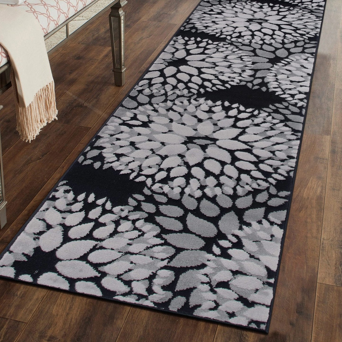 Tappeto moderno con cerchi floreali della World Rug Gallery