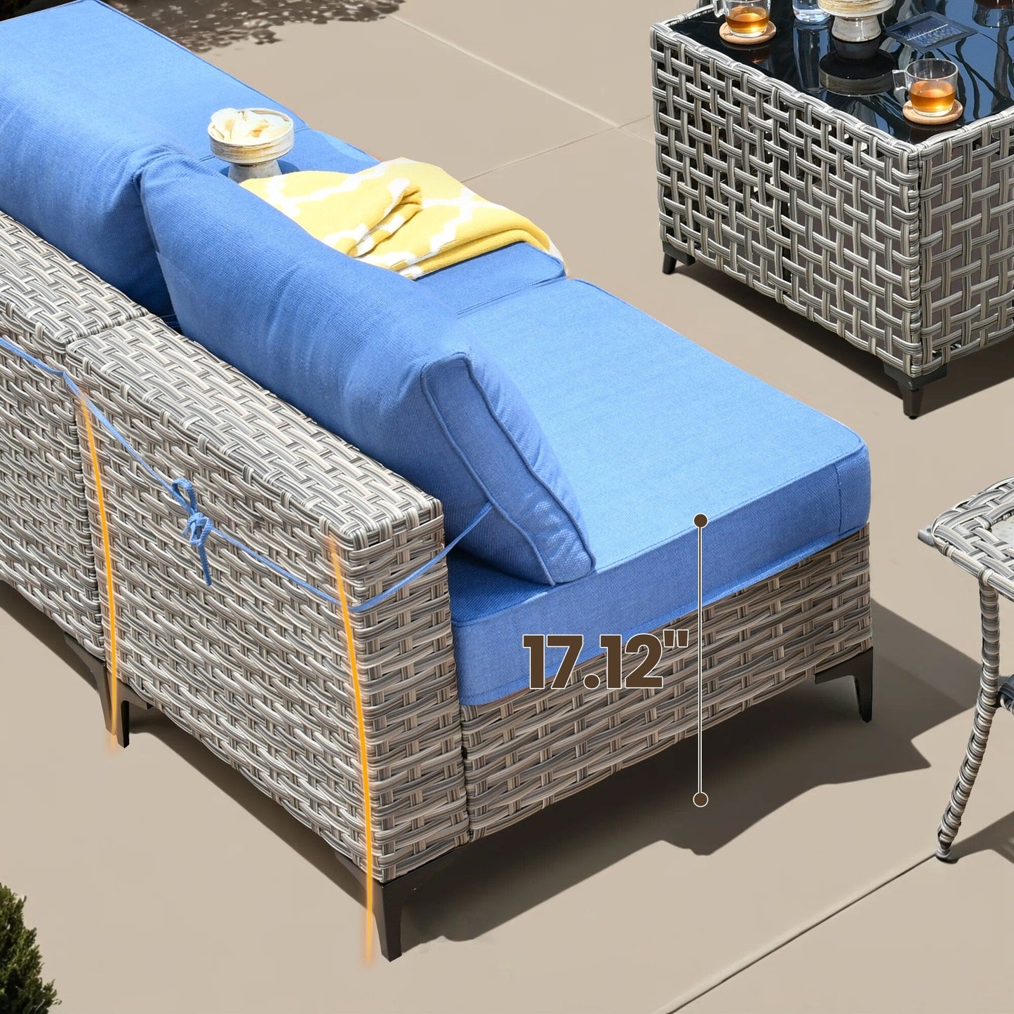 Set di mobili da giardino in rattan e vimini XIZZI da 11 pezzi con tavolo con braciere