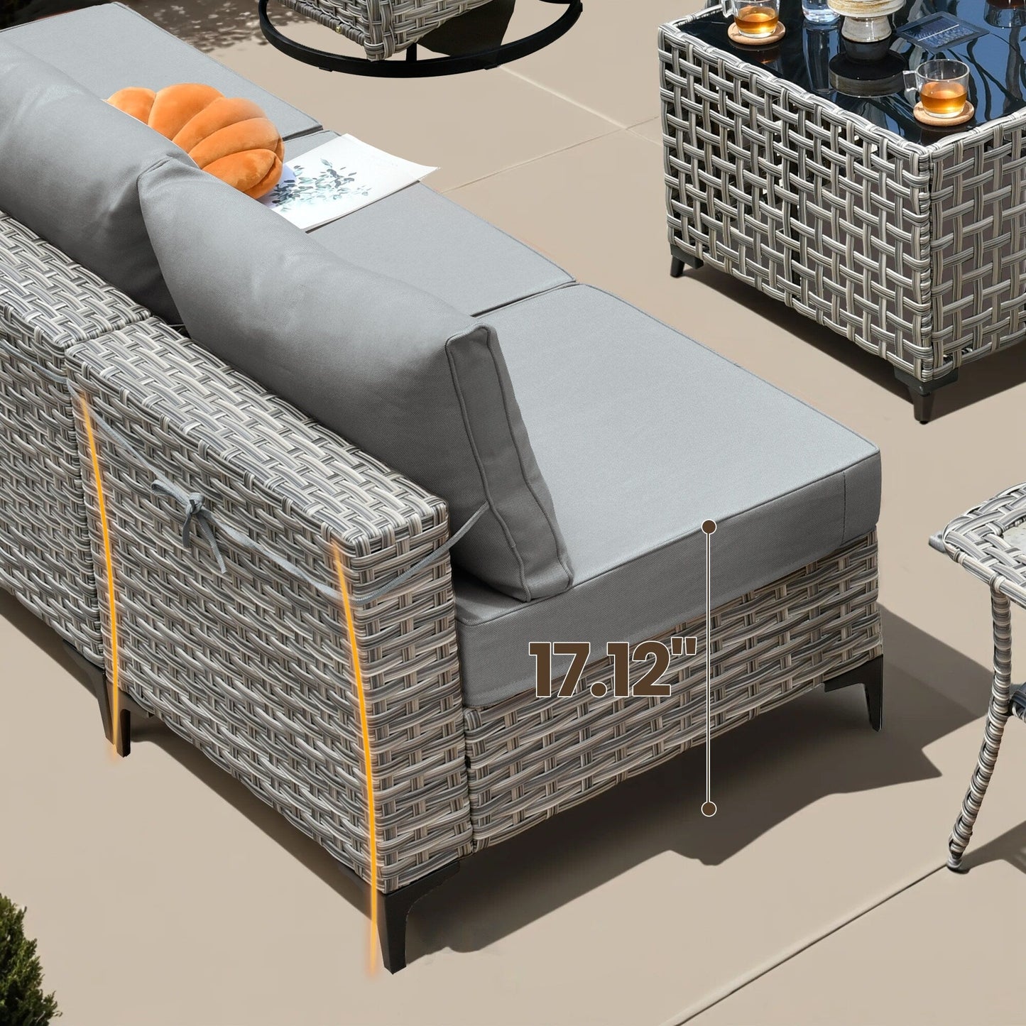 Set di mobili da giardino in rattan e vimini XIZZI da 11 pezzi con tavolo con braciere