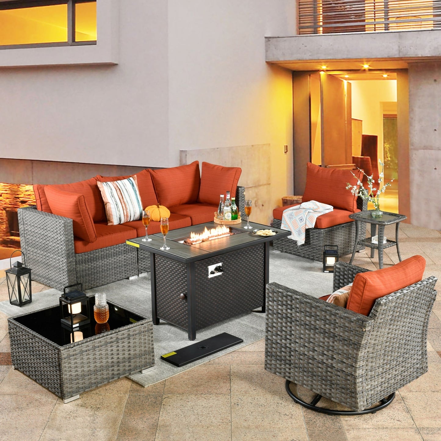 Set di 8 sedie girevoli per esterni in vimini da patio XIZZI con tavolo per braciere